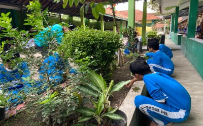 Wujud Cinta Lingkungan, Siswa MTs Negeri 2 Tegal Laksanakan Ekoteologi