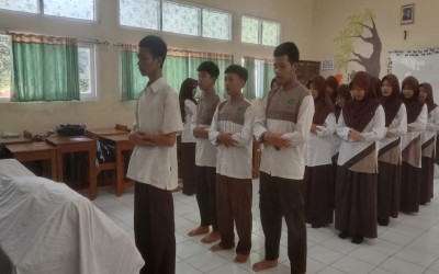 MTs Negeri 2 Tegal Gelar Praktik Salat Jenazah bagi Murid Kelas IX