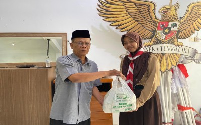 MTs Negeri 2 Tegal Salurkan 835 Bungkus Zakat Fitrah kepada Murid dan Masyarakat
