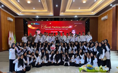 Tangis Haru Iringi Perpisahan Hj. Alfiyah, Keluarga Besar MTs Negeri 2 Tegal Antarkan ke MAN Kota Tegal
