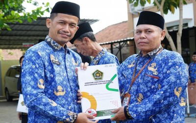 Ruslani Terima SK Pensiun, Akhiri Pengabdian sebagai Guru IPA MTs Negeri 2 Tegal