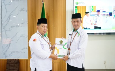 Piagam di Tengah Dua Tangan: Rizal, Guru IPA MTs Negeri 2 Tegal, Terima Kenaikan Pangkat