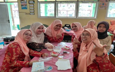 Pertemuan Rutin DWP MTs Negeri 2 Tegal Berlangsung Semarak dengan Pelatihan Salad Buah
