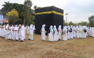 Kelas IX MTs Negeri 2 Tegal Antusias Ikuti Latihan Manasik Haji