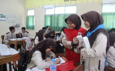Peduli Kesehatan Remaja, PMR MTs Negeri 2 Tegal Distribusikan Tablet Tambah Darah