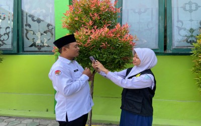 Dari Kelas, Lapangan Upacara hingga Panggung Internasional: Lika-Liku Jefrianto Menjadi Guru dan Penulis