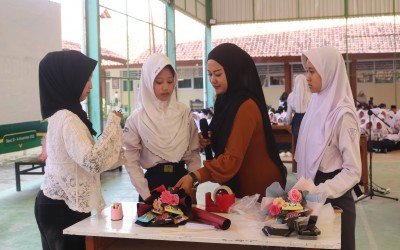 Mengungkit Kreativitas dan Jiwa Wirausaha Melalui Pembuatan Buket Snack